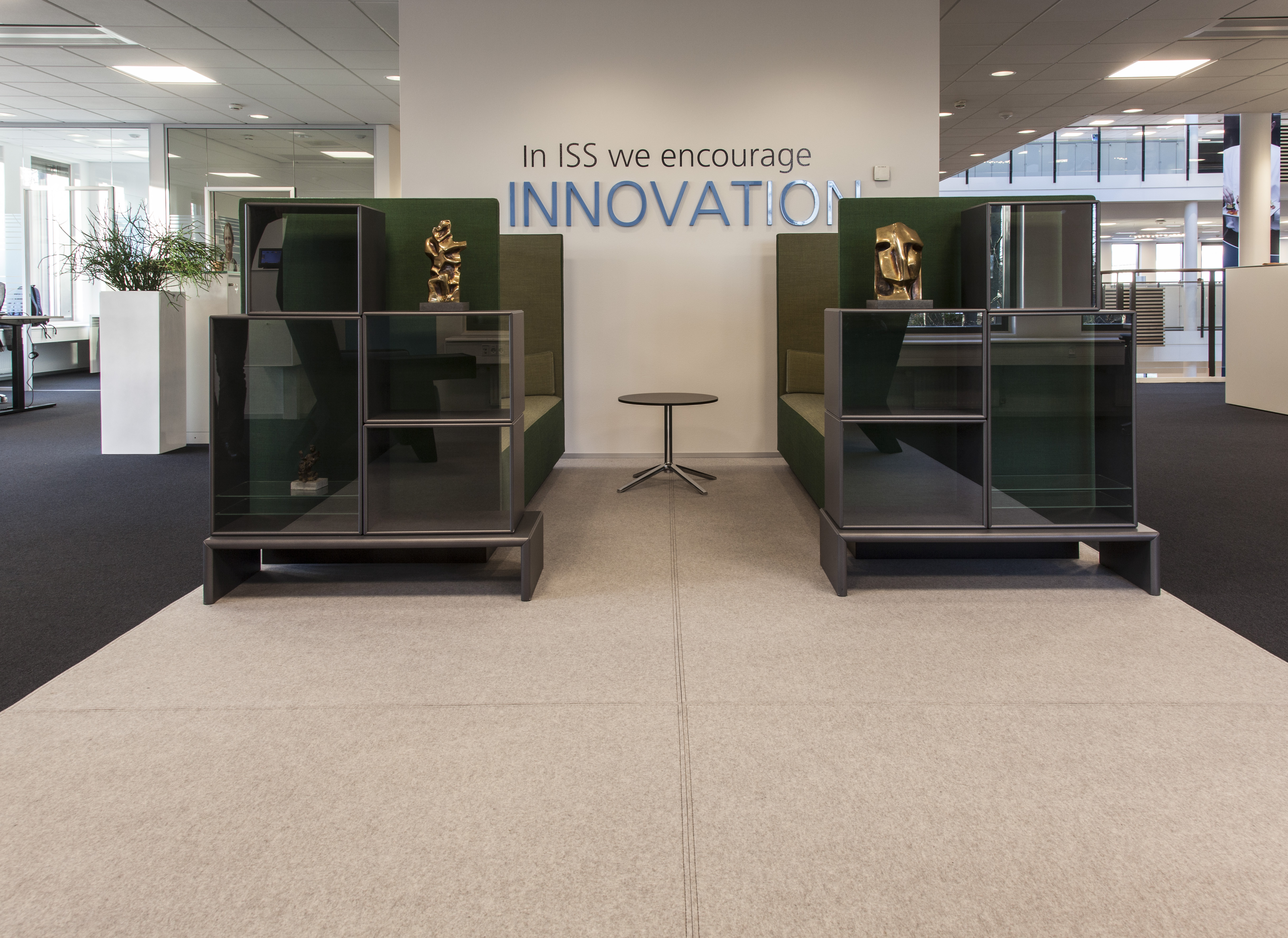 lyst gråt filttæppe under samtalemøbler